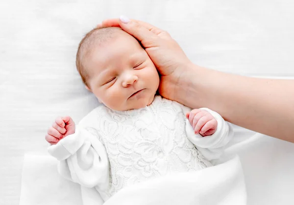 Newborn baby and mother hand — Stock Photo, Image