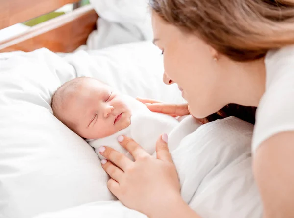 Moeder met pasgeboren baby — Stockfoto