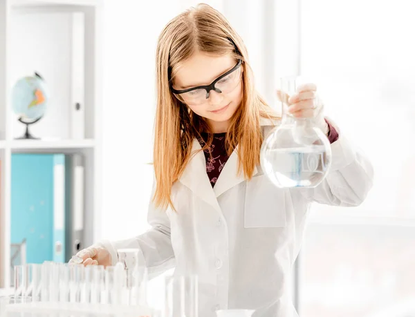 Girl on chemistry lesson — Stock Photo, Image