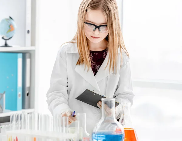 Chica en la lección de química — Foto de Stock