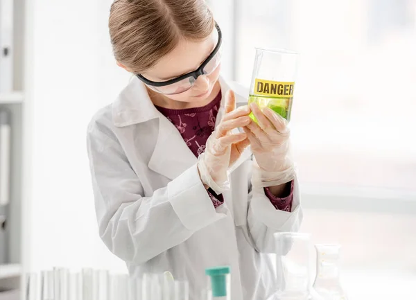Chica Inteligente Haciendo Experimento Química Científica Usando Gafas Protección Sosteniendo — Foto de Stock