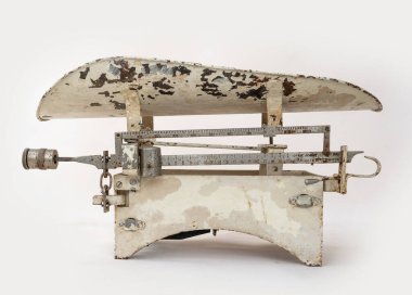 Yeni doğan bebekler için eski ağırlık terazileri