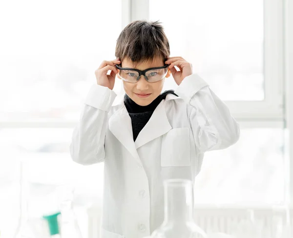 Menino da escola em aula de química — Fotografia de Stock