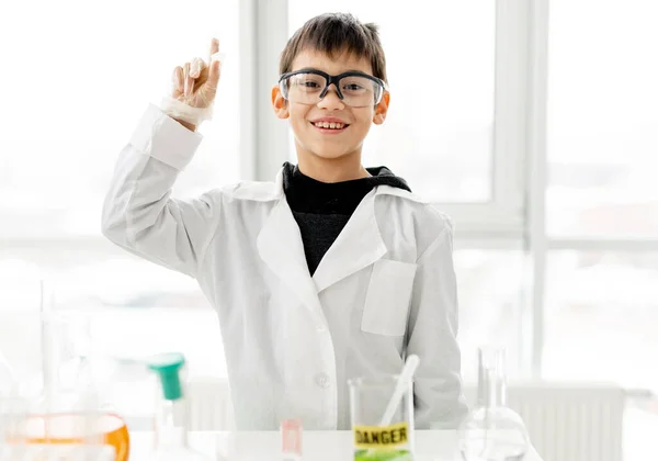 Chico de escuela en clase de química —  Fotos de Stock