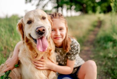 Golden Retriever 'ı olan genç bir kız