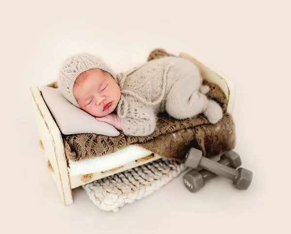 Pasgeboren baby studio portret — Stockfoto