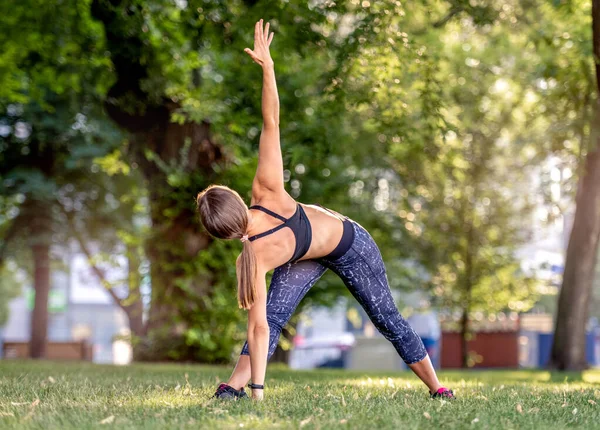 Dziewczyna robi jogę na łonie natury — Zdjęcie stockowe