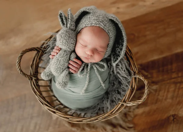 Newborn boy studio portrait — Stockfoto