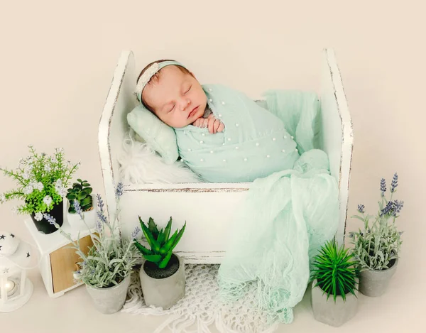 Nyfödd baby flicka stående — Stockfoto