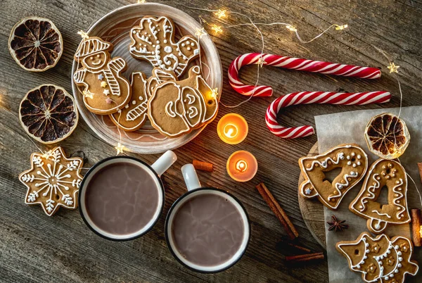 Pão de gengibre festivo ao lado de decorações de Natal — Fotografia de Stock