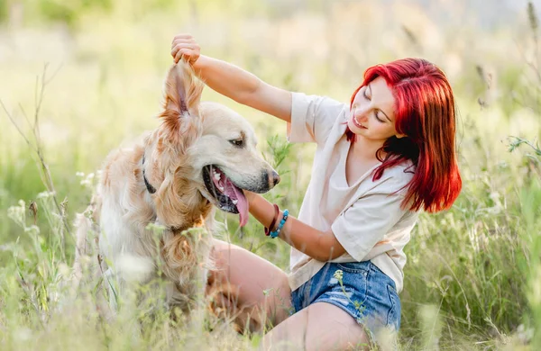Tini lány golden retriever kutya — Stock Fotó