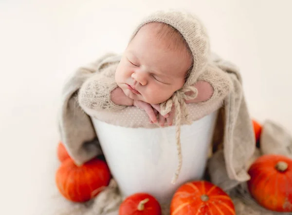 Pasgeboren baby studio portret — Stockfoto