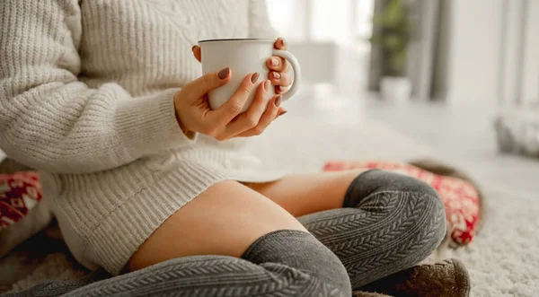 Menina com caneca cheia de cacau — Fotografia de Stock