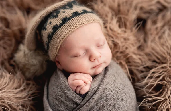Porträtt av nyfödd baby pojke — Stockfoto
