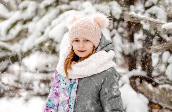 Menina pré-adolescente no inverno — Fotografia de Stock