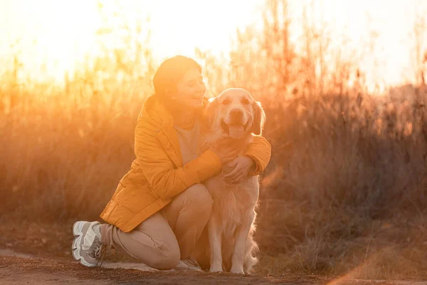 Golden retriever köpeği olan kız — Stok fotoğraf