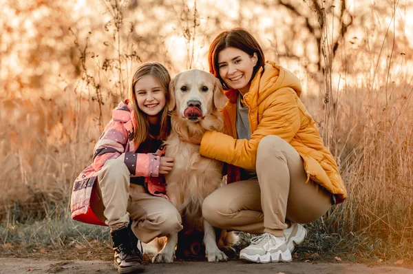 Golden retriever köpeği olan kız — Stok fotoğraf