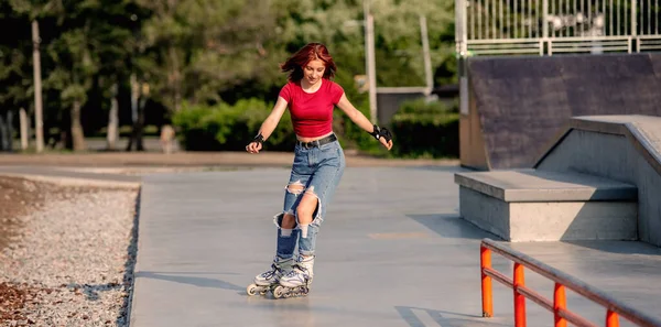 Menina com patins ao ar livre — Fotografia de Stock
