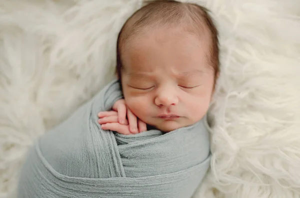 Porträt eines neugeborenen Jungen — Stockfoto