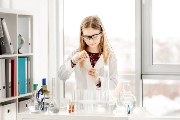 Chica en la lección de química — Foto de Stock