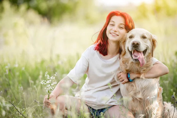 Tiener meisje met golden retriever hond — Stockfoto