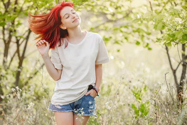 Teen girl at the nature — Stock Photo, Image