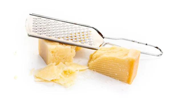 Kawałek sera parmezanu na białym — Zdjęcie stockowe