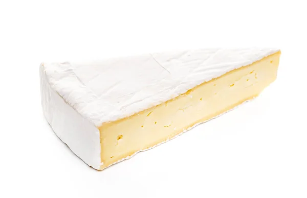Egy darab camembert sajt fehér alapon — Stock Fotó