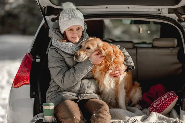 Golden retriever chien avec fille en hiver — Photo