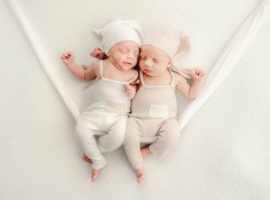 İkizler yeni doğan stüdyo portresi