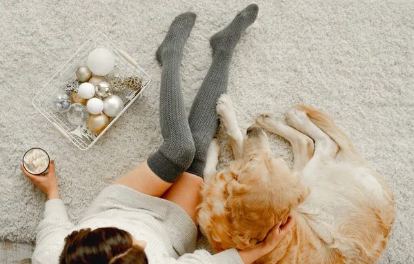 Chica con cacao y perro golden retriever — Foto de Stock