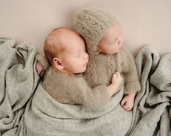 Zwillinge neugeborenes Studioporträt — Stockfoto