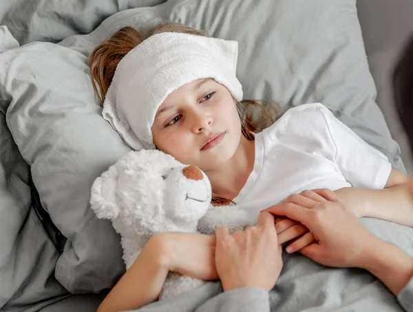 침대에 테디 베어 장난감을 가지고 있는 어린이 — 스톡 사진