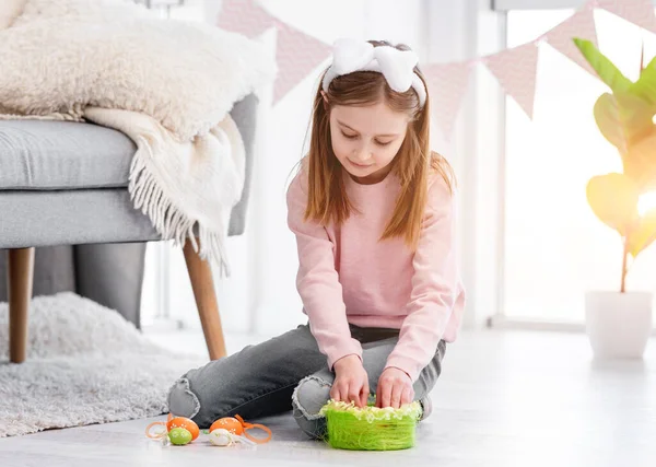 Mała dziewczynka na Wielkanoc — Zdjęcie stockowe
