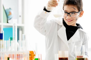 Kimya sınıfındaki çocuk.