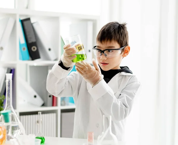 Chico de escuela en clase de química —  Fotos de Stock