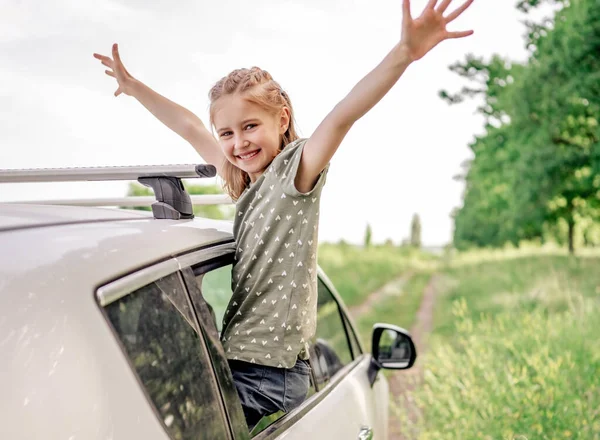 Hübsches Mädchen mit Auto in der Natur — Stockfoto