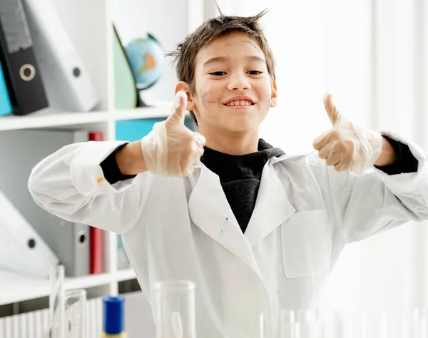 Schüler im Chemieunterricht — Stockfoto