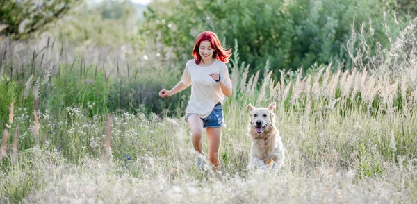 Teen girl with golden retriever dog — Stock Photo, Image