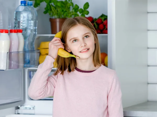 Tonårstjej i köket — Stockfoto