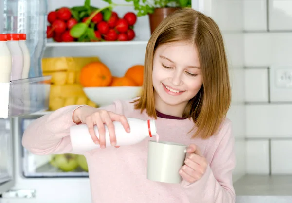 Preteen lány a konyhában — Stock Fotó