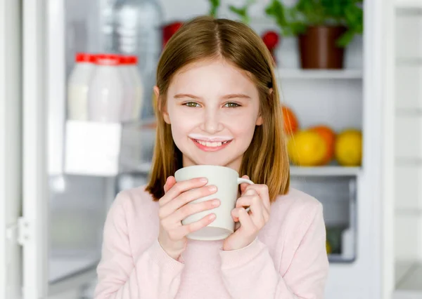 Chica preadolescente en la cocina — Foto de Stock