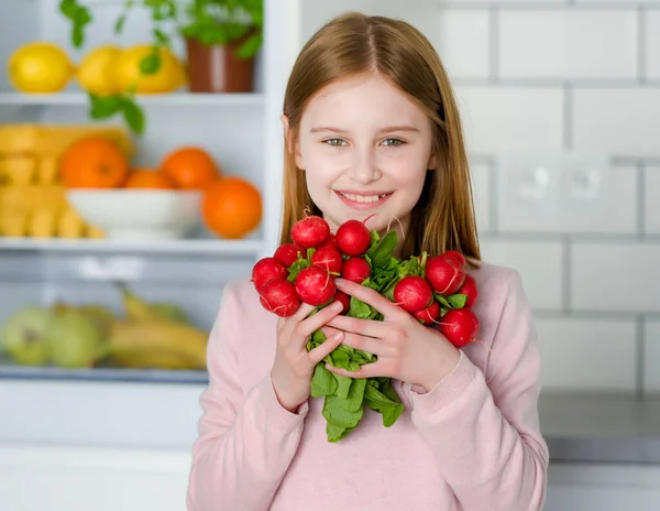 Preteen lány a konyhában — Stock Fotó