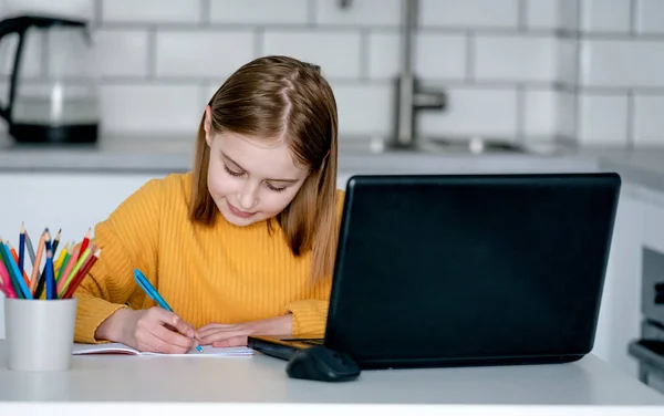 Ragazza preadolescente con computer portatile — Foto Stock