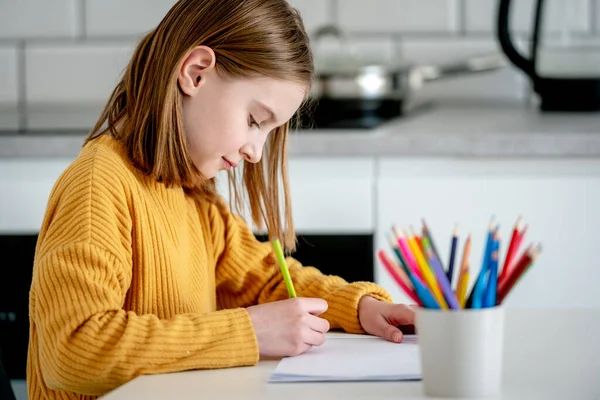 Pintar niña preadolescente —  Fotos de Stock