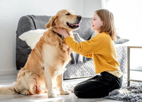 Preteen chica con golden retriever perro — Foto de Stock