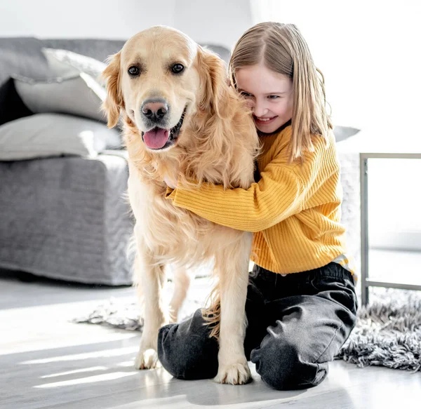 Preteen fille avec golden retriever chien — Photo