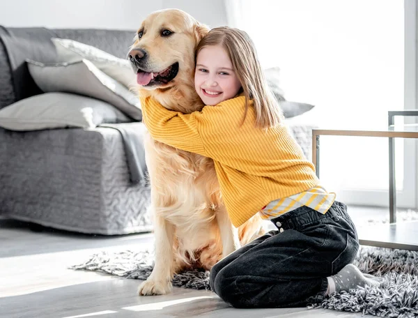 Preteen flicka med golden retriever hund — Stockfoto