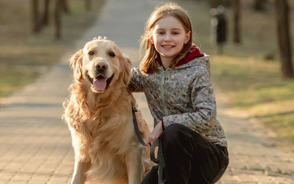 Preteen fille avec golden retriever chien — Photo