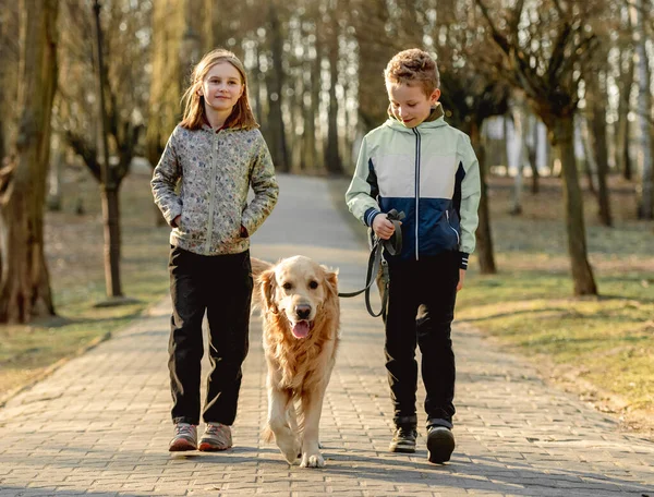 Vrienden met golden retriever hond — Stockfoto